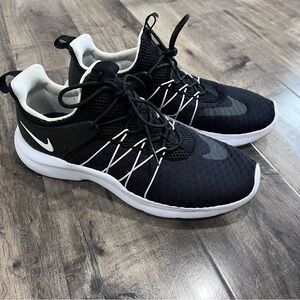 Nike Darwin women’s Athletic Shoes black/white 9.5  US
